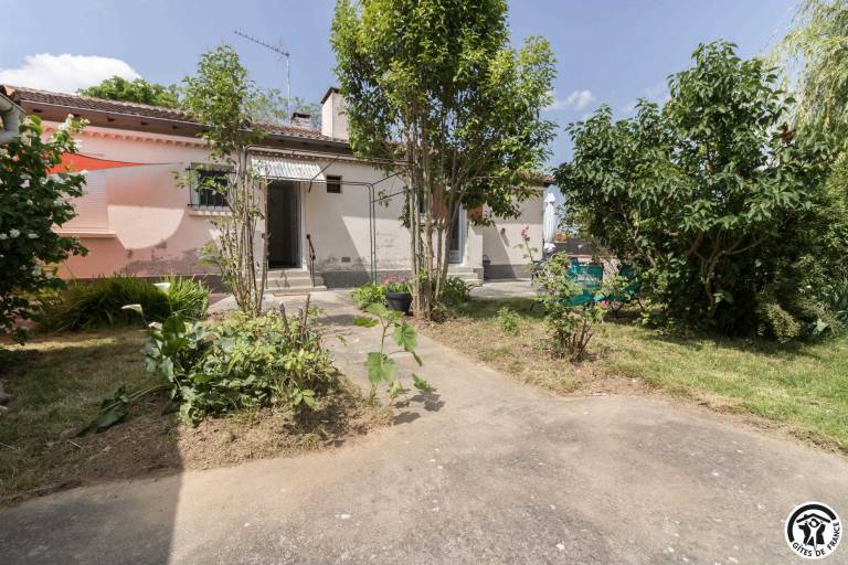 Gite with BBQ, patio & garden — photo 2