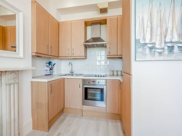 Family-oriented beautiful cottage | Next to Brighton Palace Pier | Water view | Close to the beach | Pets are welcome — photo 5