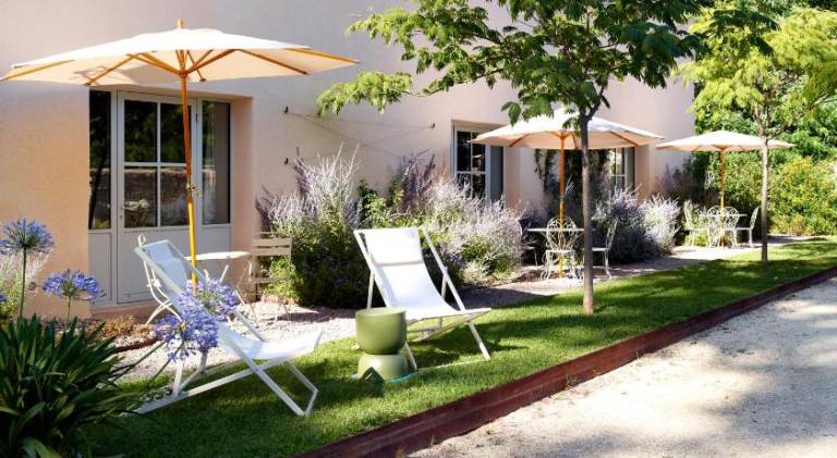 Rental apartment with yard & patio — photo 5
