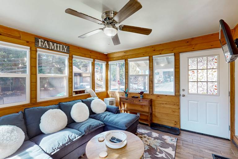 Relaxing Retreat w/ Deck, 1 Mi to Lake Arrowhead! — photo 4