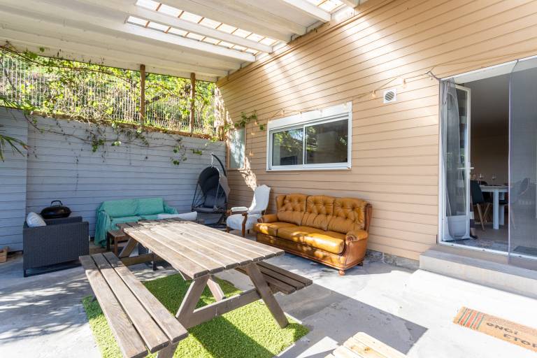 Cozy Cottage with Private Terrace, Mountain View & Wi-Fi in Saint-Martin-d'Arrossa in Bayonne