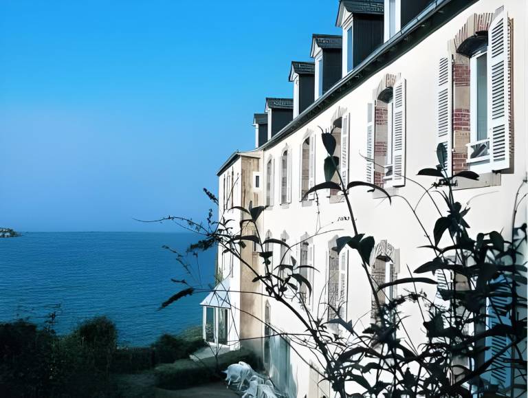 Serviced apartment with pool, patio & garden | Next to the beach | Dogs allowed in Douarnenez