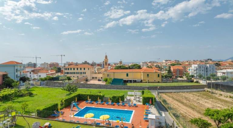 Serviced apartment with pool, garden & terrace | Close to the beach | Pet-friendly — photo 3