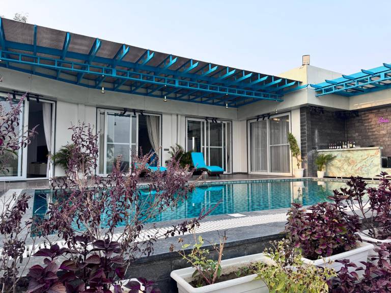 Farm with yard & pool in Faridabad