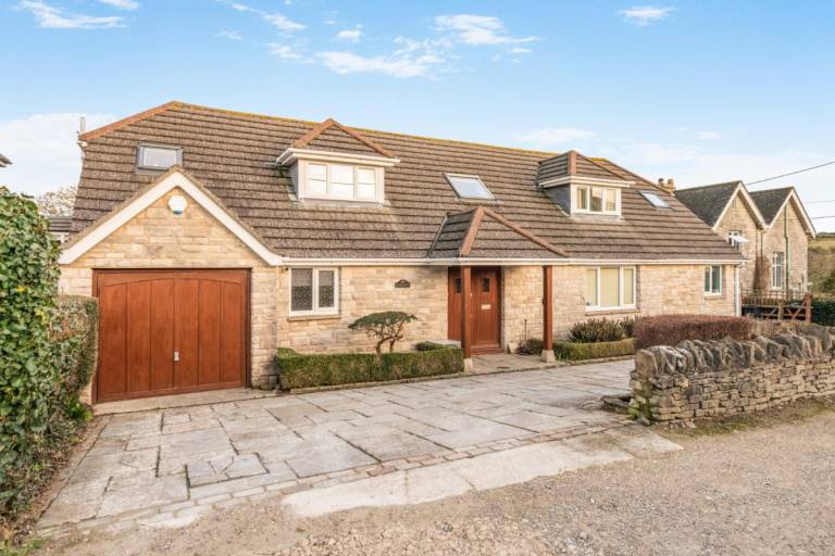 Cottage with hot tub, yard & grill in Swanage
