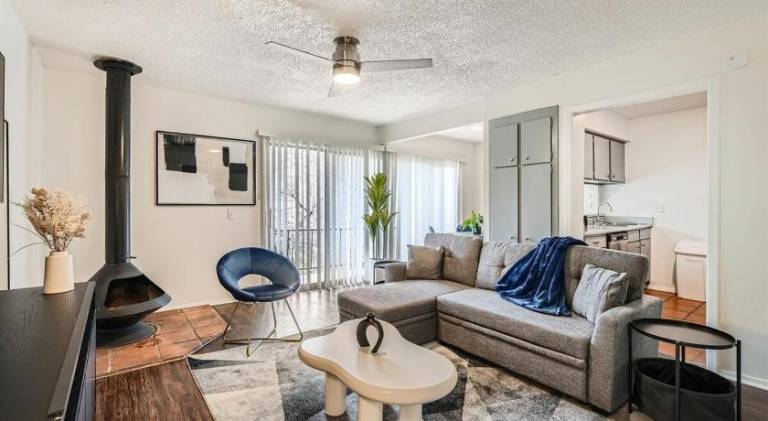 Your Modern King Suite Getaway - Sleeps 4 - Pool, Prkg — photo 2