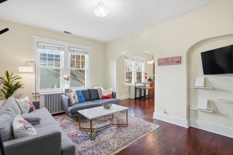 Vacation home with yard & terrace in Alexandria, VA