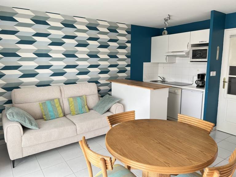 Bright studio near beach, pets allowed, private parking — photo 2