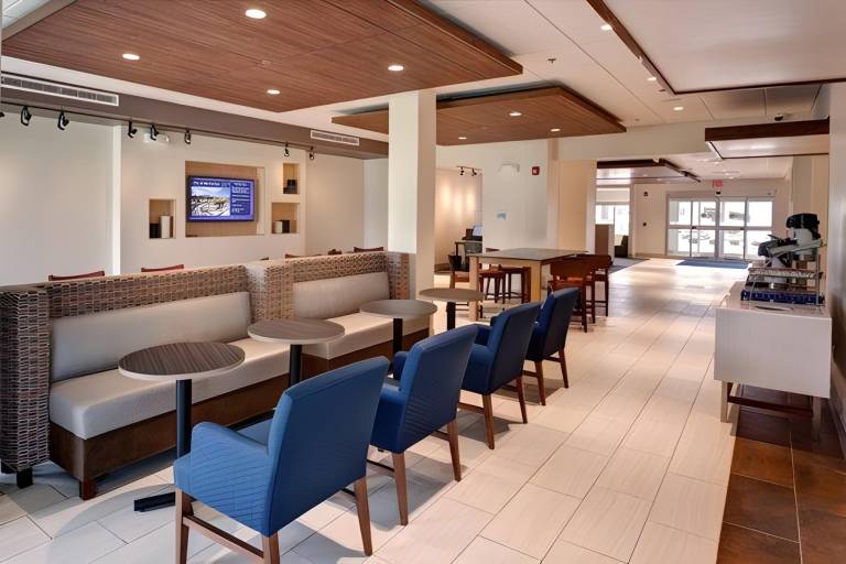 Holiday Inn Express & Suites Manhattan By IHG — photo 4