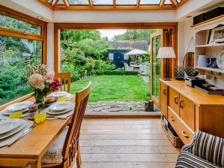 Cottage with yard — photo 5