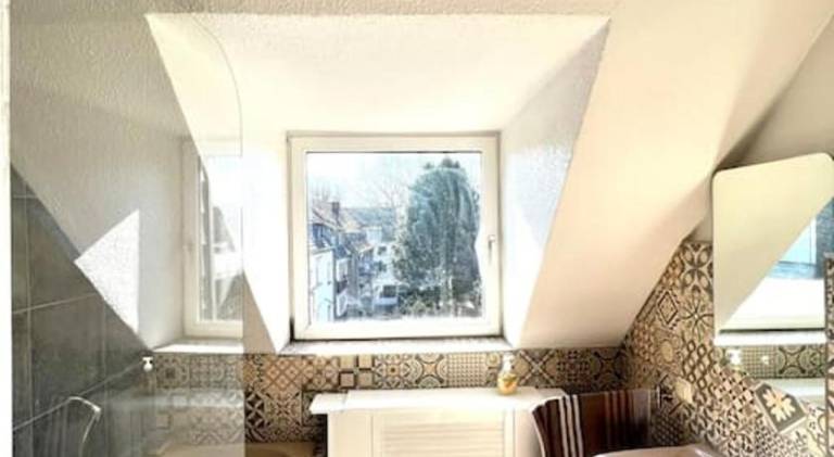 Duisburg FeelHome, Flughafen nah, 2-Schlafzimmer, Badewanne, Zentral, WiFi, Top Floor — photo 2