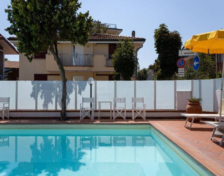 Holiday apartment with pool — photo 4