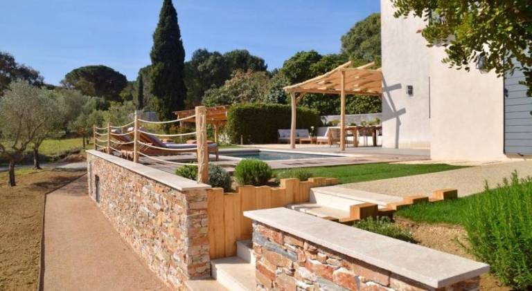 Villa with pool — photo 4