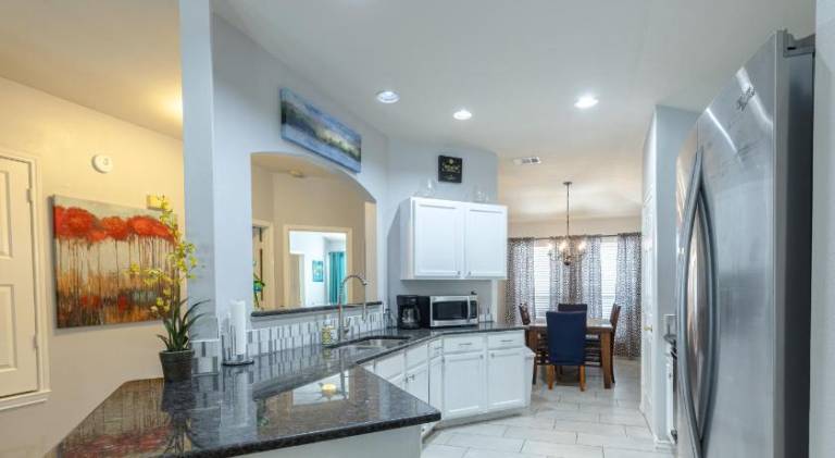 Modern Updates - Great Location - King Bed- BMT — photo 4