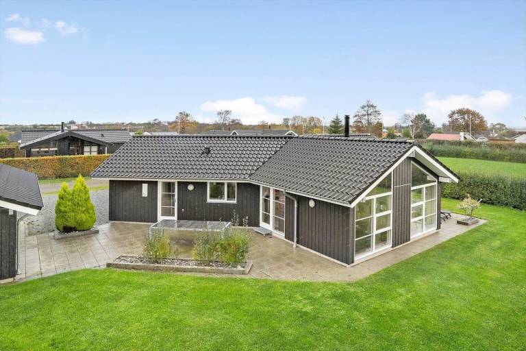 Child-friendly vacation home with patio, barbecue & sauna | Pet-friendly — photo 2