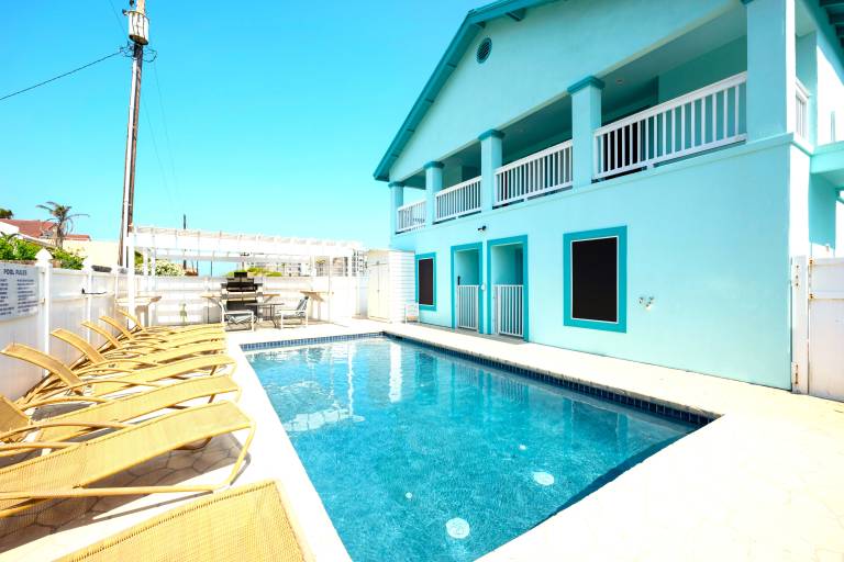 Condo with pool & grill | Sea view — photo 4