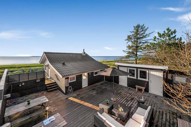 Vacation home with patio & grill | Sea view — photo 2