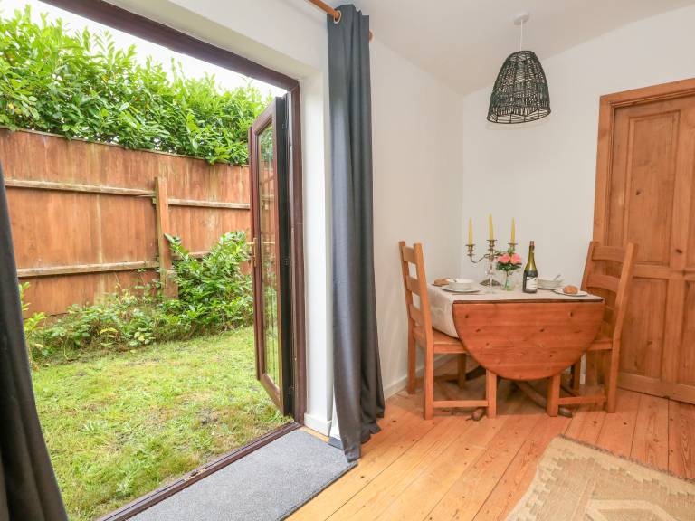 Cottage with garden — photo 4