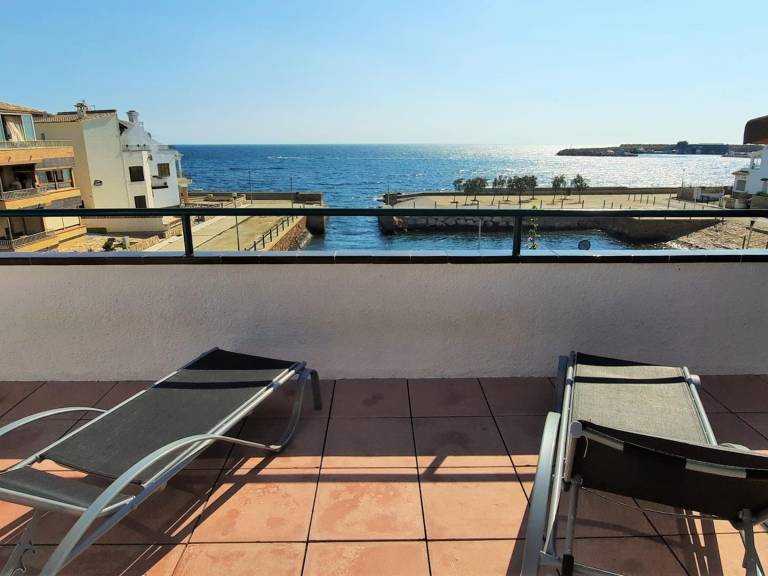 Beachfront Penthouse in Central Sant Carles, Llançà - Stunning Views, Terrace, Pet-Friendly — photo 4
