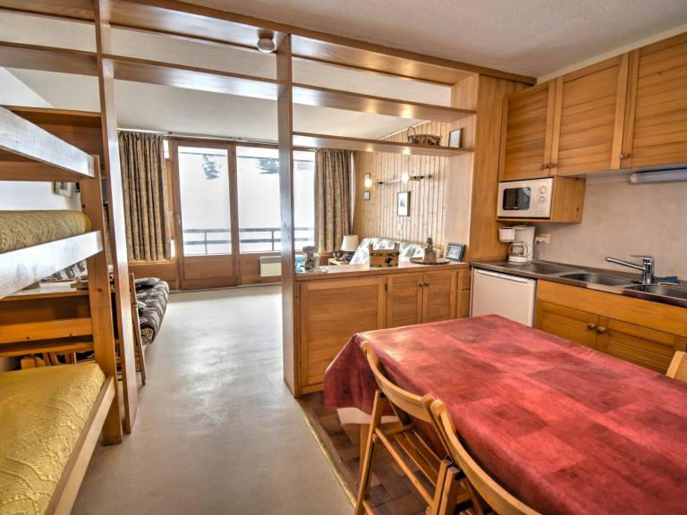 Studio with southwest-facing balcony, parking, pets allowed, 300m from center — photo 3