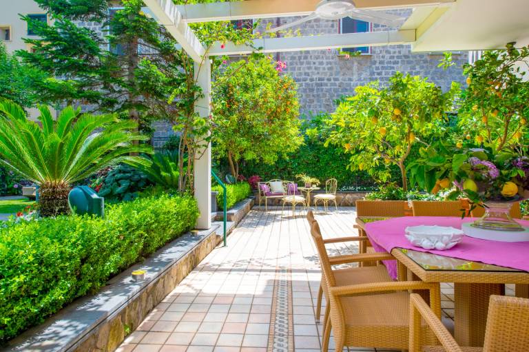SorrentoVibes - Villa in Sorrento Center gardens & outdoor space — photo 4