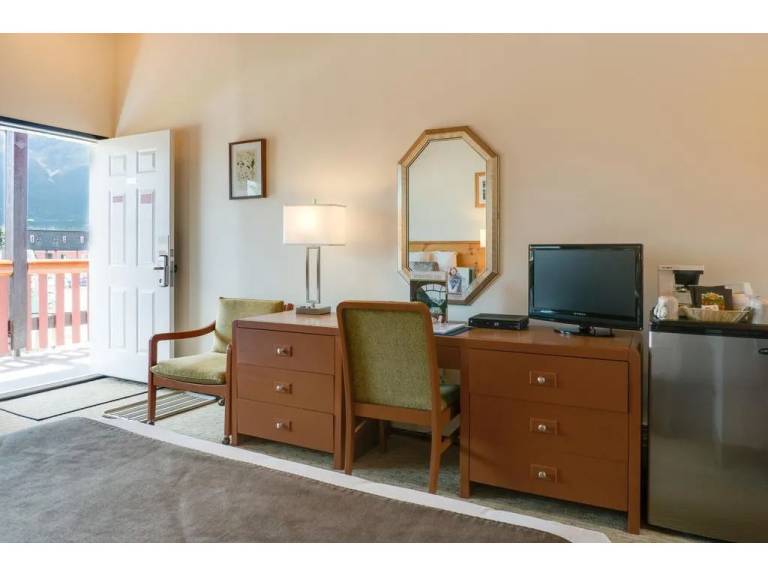 Hotel Room (2 Queens) — photo 3