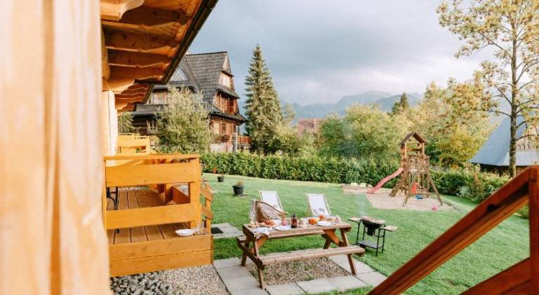 Chalet with patio, barbecue & yard — photo 5