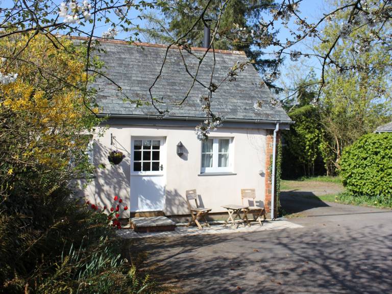 Family-oriented cottage with yard | Pets allowed — photo 2