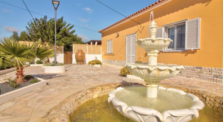 Villa with hot tub & pool in Olhao