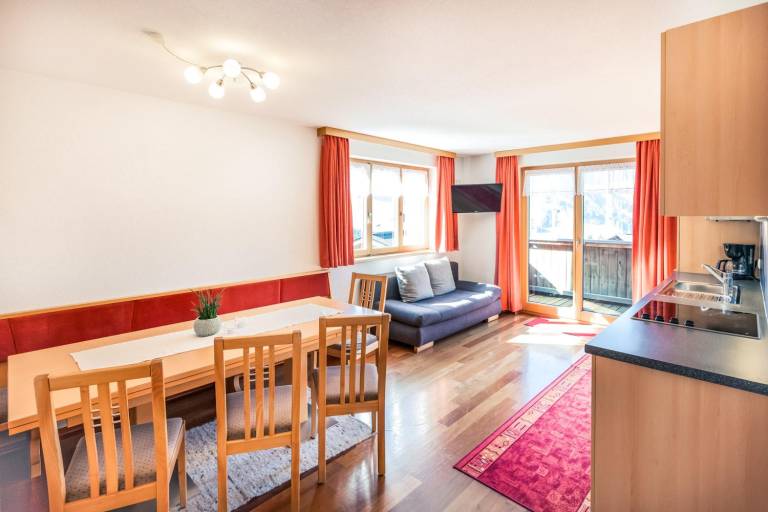 Rental apartment with patio & yard — photo 3