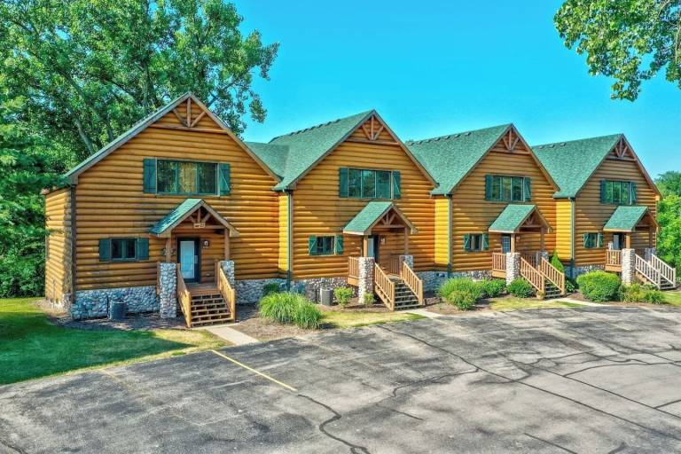 Cabin North Utica
