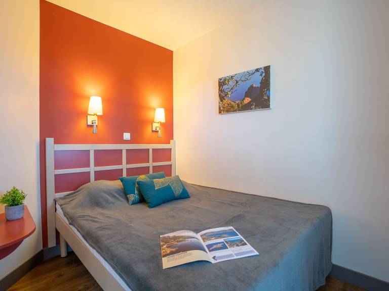 Holiday apartment with patio, pool & garden — photo 4
