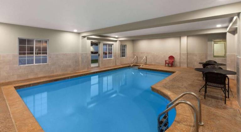 La Quinta Inn & Suites by Wyndham McAlester — photo 5