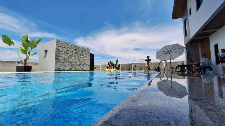 Spacious villa with private pool, patio & yard | Pets are welcome in Angeles City