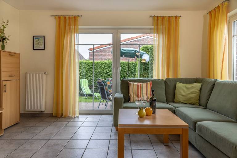Harmonisch und gemütlich: Die geschmackvoll eingerichtete Doppelhaushälfte von ca. 70 qm lässt keine Wünsche offen. Auf der lauschigen Terrasse lassen sich wunderbare Stunden verbringen. — photo 4