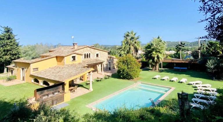 Chalet with pool, yard & patio in Calella