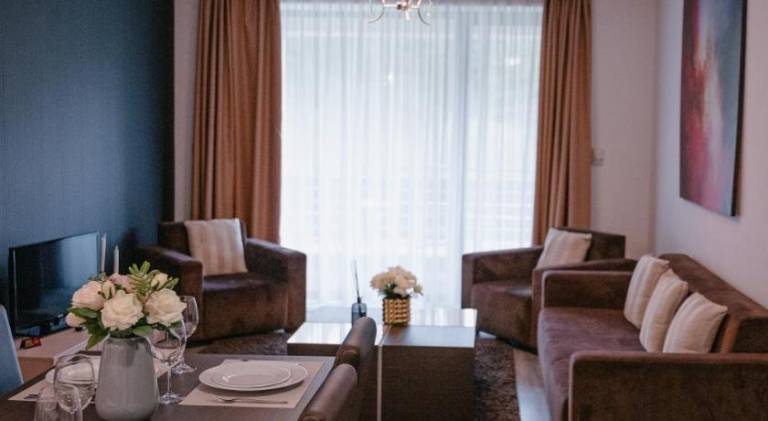 Serviced apartment with terrace, hot tub & yard — photo 5