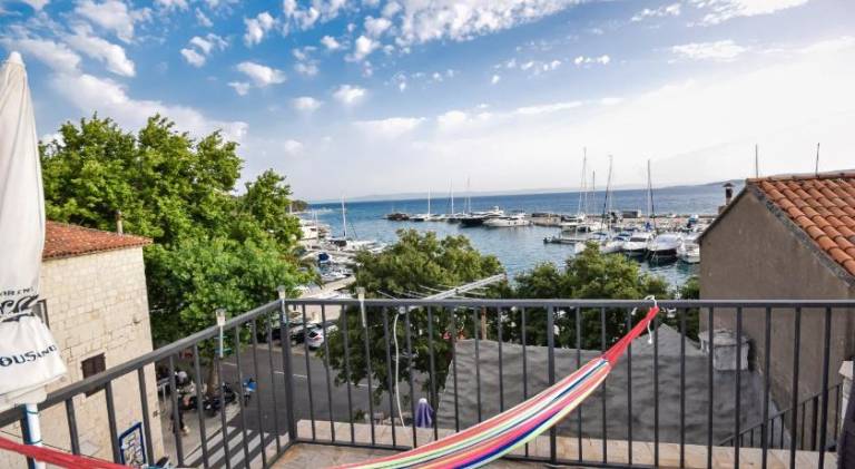 Vacation home with 4 rooms for 8 persons in Brela