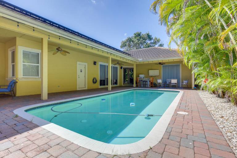 5 Mi to Jupiter Beach Park Poolside Oasis