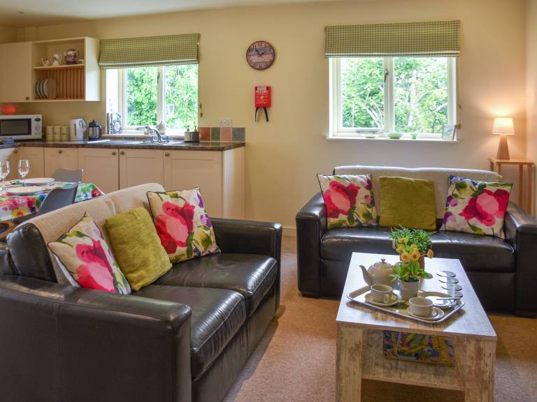 Family-friendly beautiful cottage with pool & yard | Dogs allowed — photo 3
