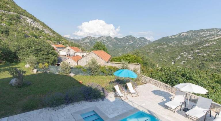 Vacation home with pool — photo 4