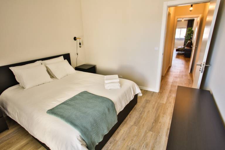 Stylish condo with balcony, swimming pool & airco! — photo 2