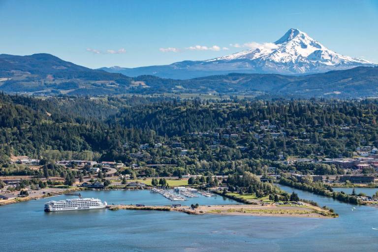 House with private pool & terrace in Hood River, OR