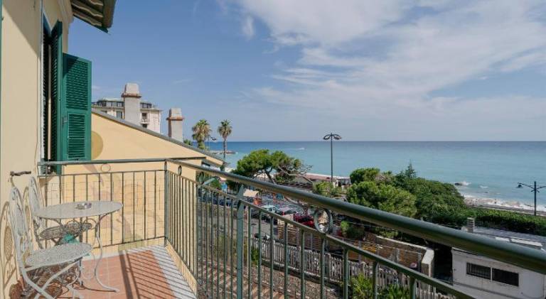 Holiday apartment with 2 rooms for 6 persons in Bordighera