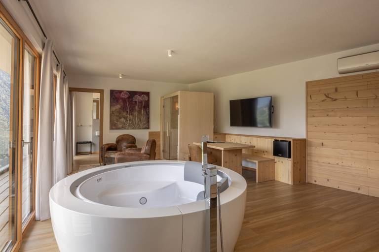 Child-friendly charming private room with hot tub & sauna | Mountain view | Pet-friendly — photo 2