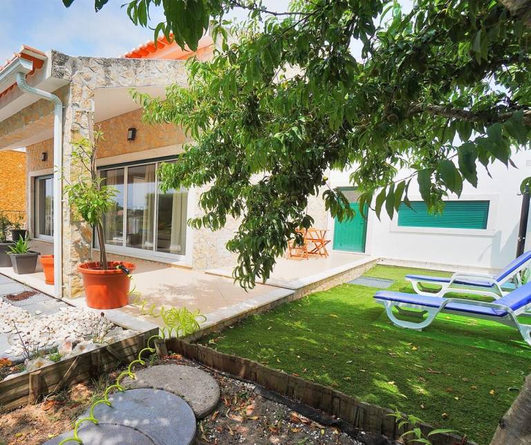 Vacation home with patio, BBQ & yard — photo 5