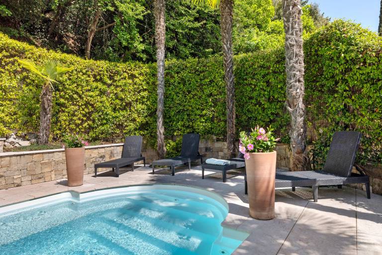 Vacation home with patio, heated pool & yard | Garden view — photo 4