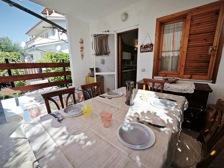 Apartment with garden | Garden view — photo 4