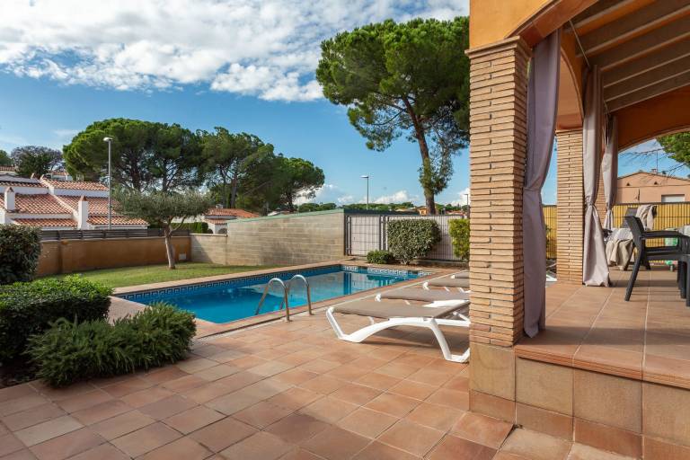 House with private pool, yard & patio — photo 4