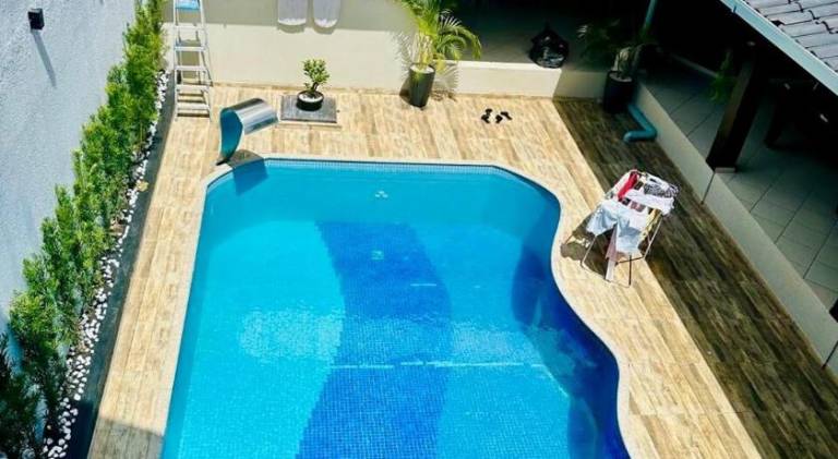 Vacation home with pool — photo 3